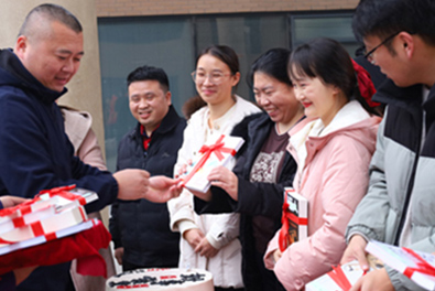 領導為大家頒發生日禮物書籍 領導為大家頒發生日禮物書籍