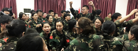 人生路，堅持方能成功，困難途中，攜手便是天堂！