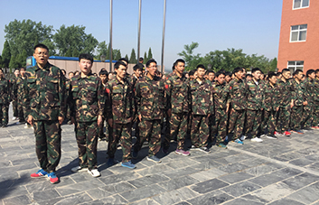 軍訓現場，教官逐個檢查軍姿標準！